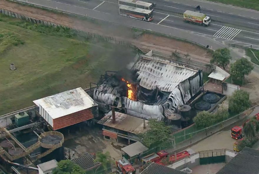 incendio-em-fabrica-de-lubrificantes-em-nova-iguacu-mobiliza-autoridades-e-preocupa-populacao