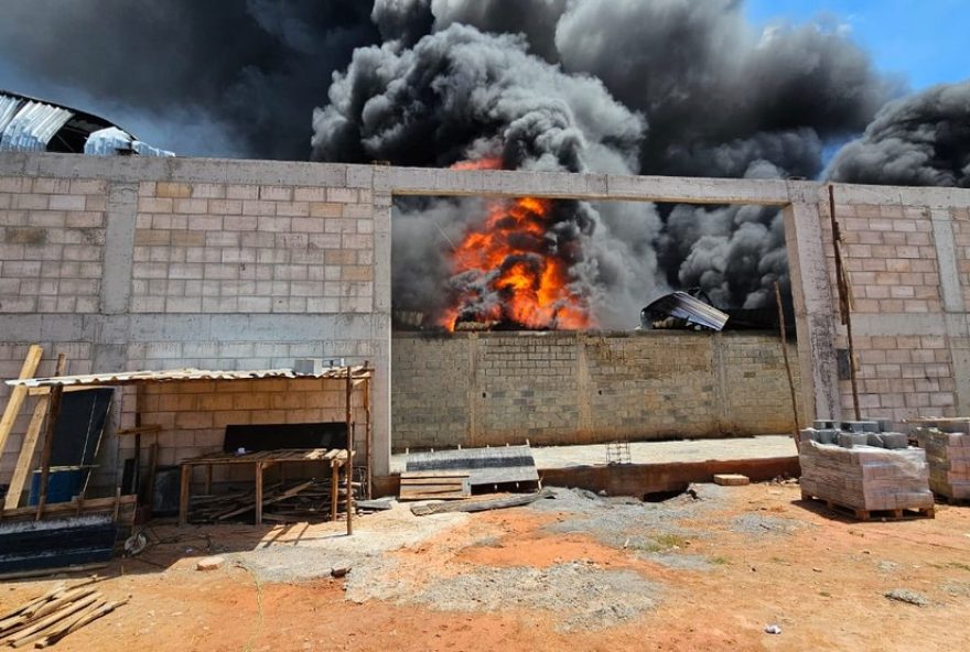 incendio-em-fabrica-de-moveis-em-uba-causa-explosoes-e-intoxicacao3A-equipes-de-resgate-atuam-no-controle-e-seguranca-da-regiao incendio-em-fabrica-de-moveis-em-uba-causa-explosoes-e-intoxicacao3A-equipes-de-resgate-atuam-no-controle-e-seguranca-da-regiao