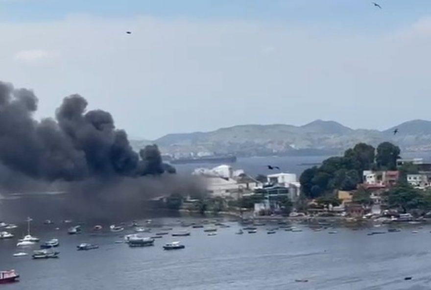 incendio-em-fabrica-de-oleo-na-ilha-do-governador-mobiliza-equipes-de-bombeiros-e-preocupa-moradores-da-regiao