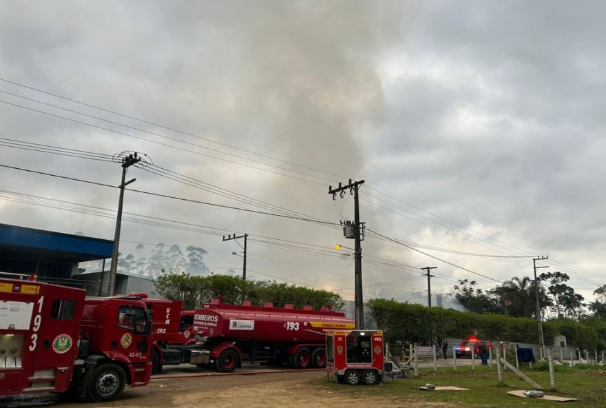 incendio-em-fabrica-de-papelao-em-jaragua-do-sul3A-bombeiros-lutam-para-conter-as-chamas
