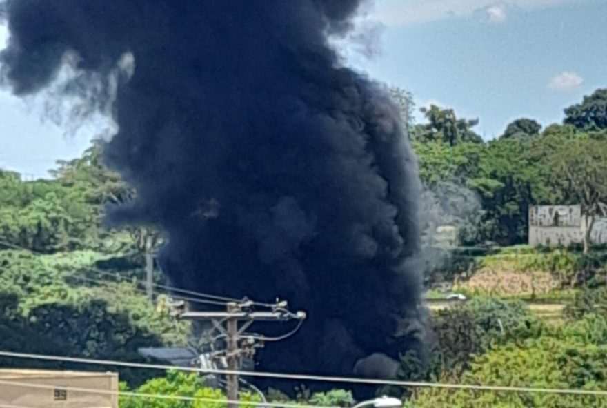 incendio-em-ferro-velho-de-campinas-nao-deixa-feridos3A-autoridades-agiram-rapido