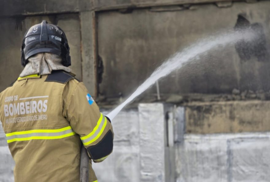 incendio-em-filial-do-amigao-na-freguesia3A-bombeiros-controlam-chamas-apos-12-horas-de-operacao