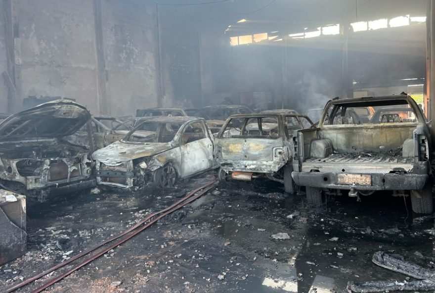 incendio-em-funilaria-destroi-mais-de-dez-carros-em-sao-sebastiao-do-paraiso2C-mg