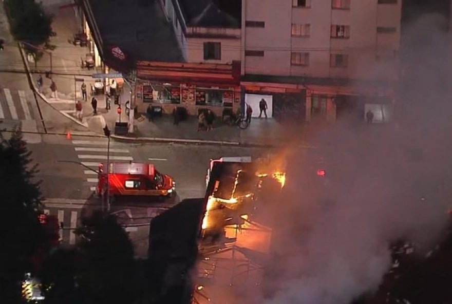 incendio-em-galpao-comercial-no-centro-de-sao-paulo-e-controlado-pelos-bombeiros