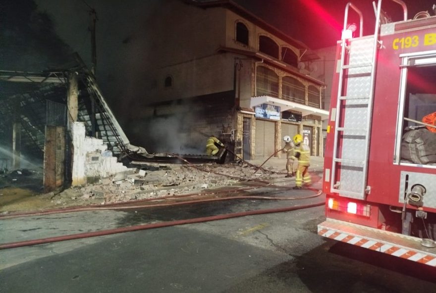 incendio-em-galpao-de-cooperativa-de-reciclagem-em-juiz-de-fora3A-bombeiros-agem-rapidamente
