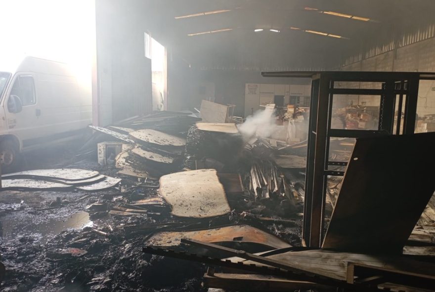 incendio-em-galpao-de-materiais-usados-em-governador-valadares