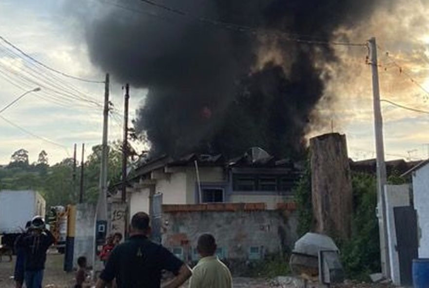 incendio-em-galpao-de-transportadora-preocupa-moradores-em-itupeva