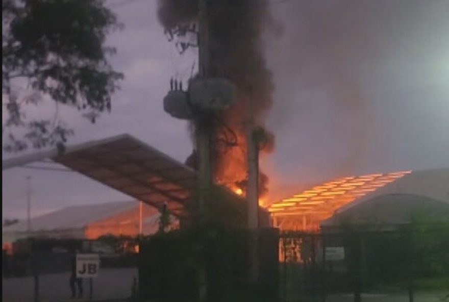 incendio-em-galpao-no-riocentro-assusta-moradores-do-rio incendio-em-galpao-no-riocentro-assusta-moradores-do-rio