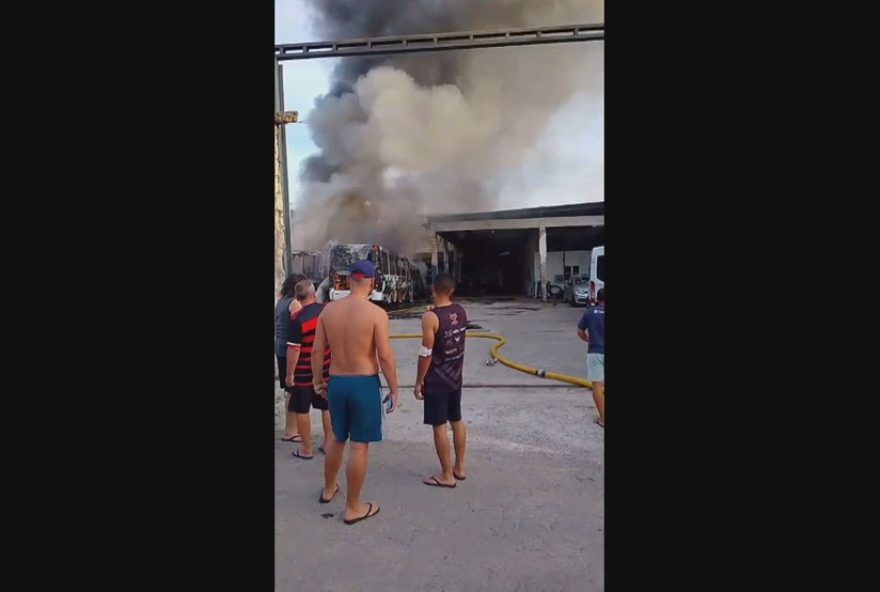 incendio-em-garagem-de-onibus-em-duque-de-caxias3A-bombeiros-atuam-para-conter-chamas-e-populacao-se-preocupa-com-danos-e-interrupcoes-nos-servicos