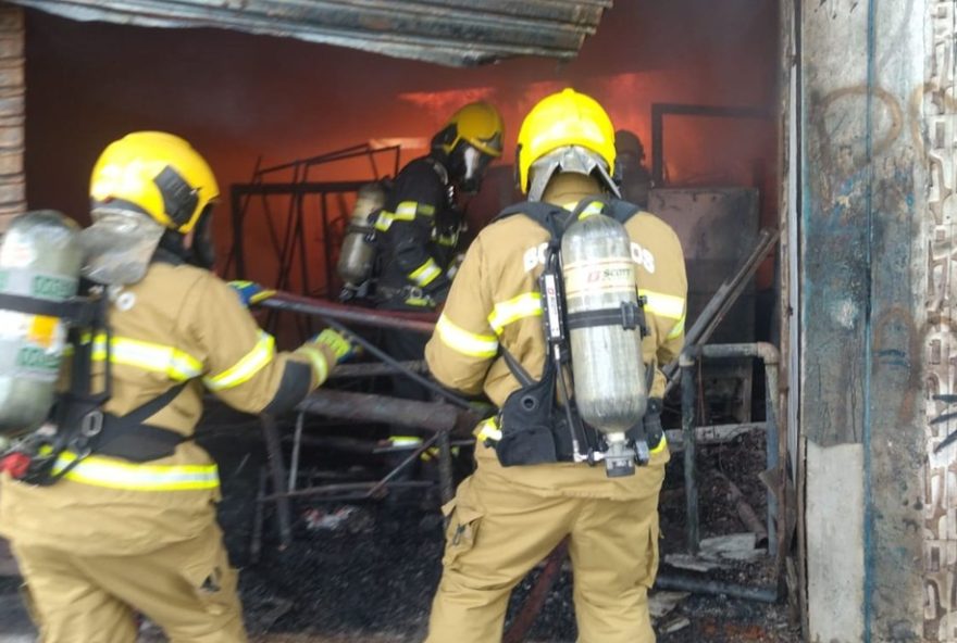 incendio-em-ginasio-de-goiania-durante-partida-de-futsal3A-mais-de-100-pessoas-evacuadas.-pericia-sera-realizada-na-sexta-feira
