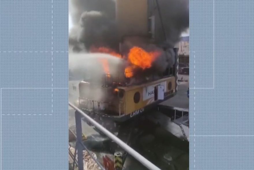 incendio-em-guindaste3A-trabalhador-resgatado-a-15-metros-em-porto-de-paranagua