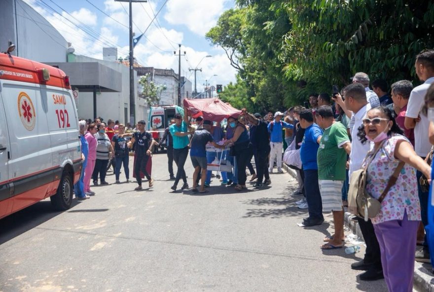 incendio-em-hospital-de-fortaleza3A-populacao-reza-apos-resgate-de-pacientes incendio-em-hospital-de-fortaleza3A-populacao-reza-apos-resgate-de-pacientes