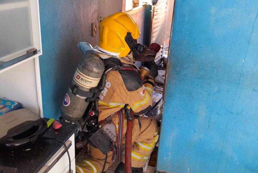 incendio-em-janauba-alerta-para-cuidados-com-criancas-e-produtos-inflamaveis-cobertura-jornalistica-destaca-a-atuacao-dos-bombeiros-e-a-importancia-da-prevencao