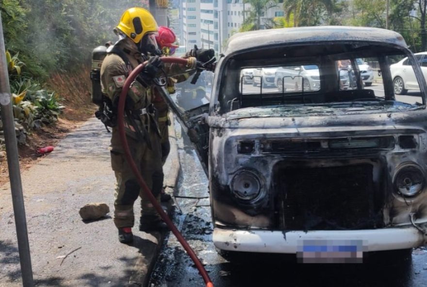 incendio-em-kombi-gera-preocupacao-na-entrada-da-ufjf3A-veja-imagens-e-videos