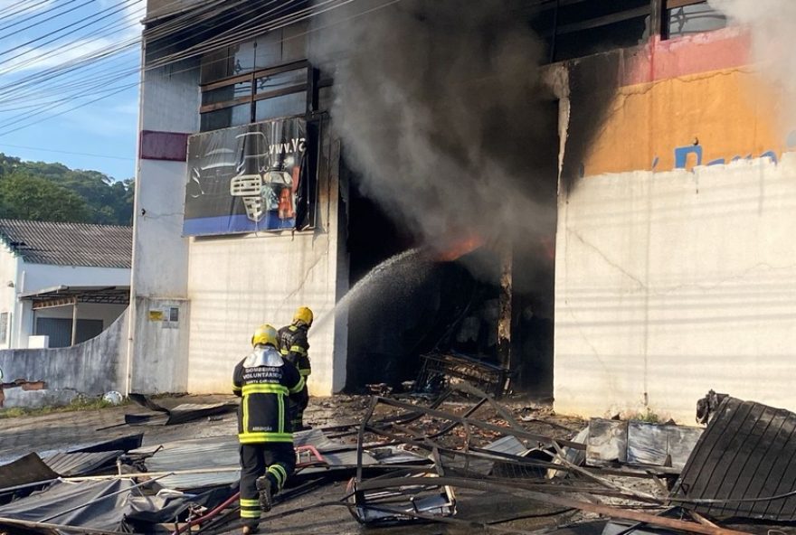 incendio-em-loja-de-farois-em-blumenau3A-corpo-de-bombeiros-mobilizado incendio-em-loja-de-farois-em-blumenau3A-corpo-de-bombeiros-mobilizado