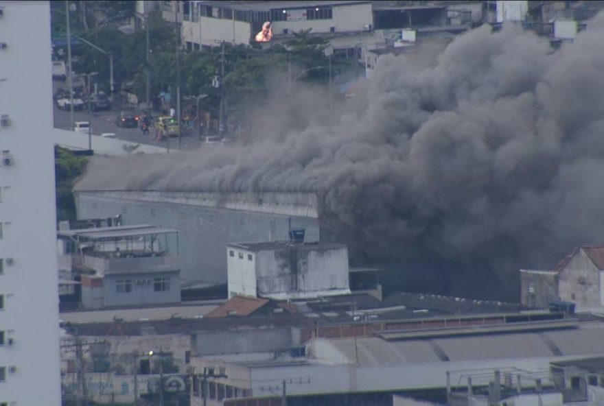 incendio-em-loja-de-motopecas-causa-destruicao-no-rio