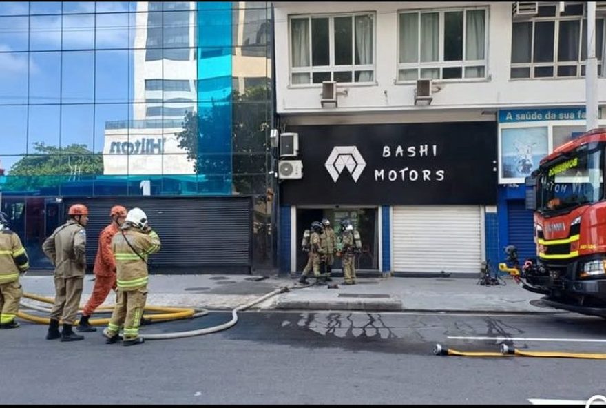 incendio-em-loja-de-motos-e-bicicletas-em-copacabana3A-bombeiros-agem-rapidamente incendio-em-loja-de-motos-e-bicicletas-em-copacabana3A-bombeiros-agem-rapidamente