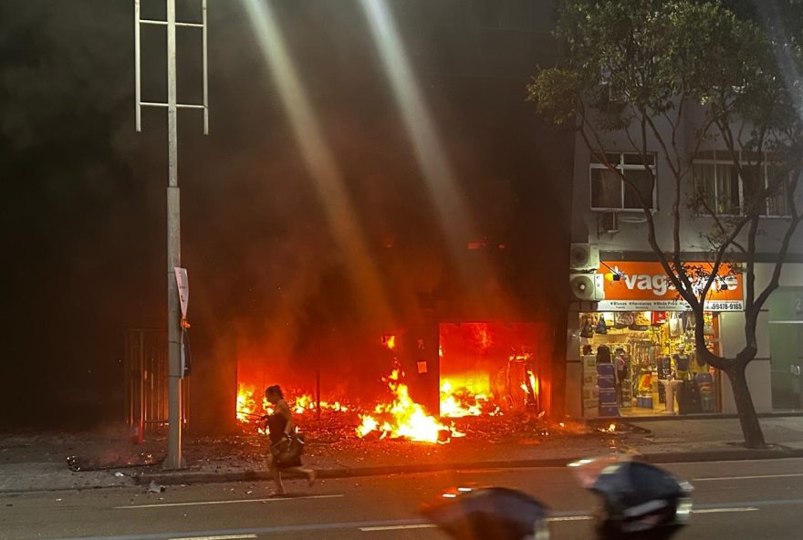incendio-em-loja-de-motos-eletricas-interdita-avenida-princesa-isabel-no-rio-de-janeiro-equipes-de-resgate-no-combate-as-chamas incendio-em-loja-de-motos-eletricas-interdita-avenida-princesa-isabel-no-rio-de-janeiro-equipes-de-resgate-no-combate-as-chamas