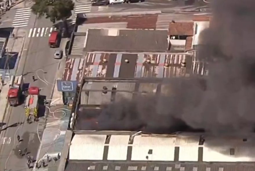 incendio-em-loja-de-tintas-em-santo-andre3A-bombeiros-combatem-chamas incendio-em-loja-de-tintas-em-santo-andre3A-bombeiros-combatem-chamas