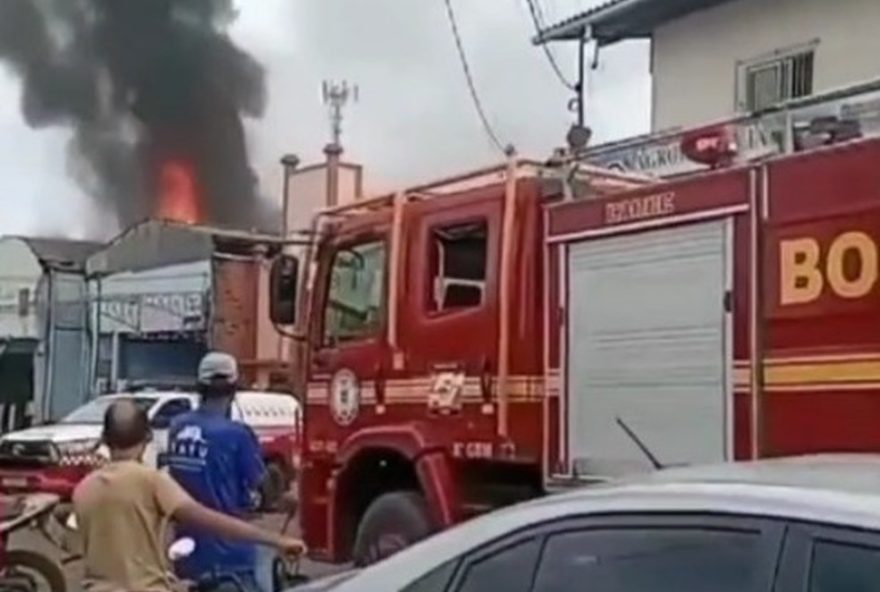 incendio-em-lojas-assusta-moradores-em-tucurui2C-para3A-bombeiros-controlam-chamas