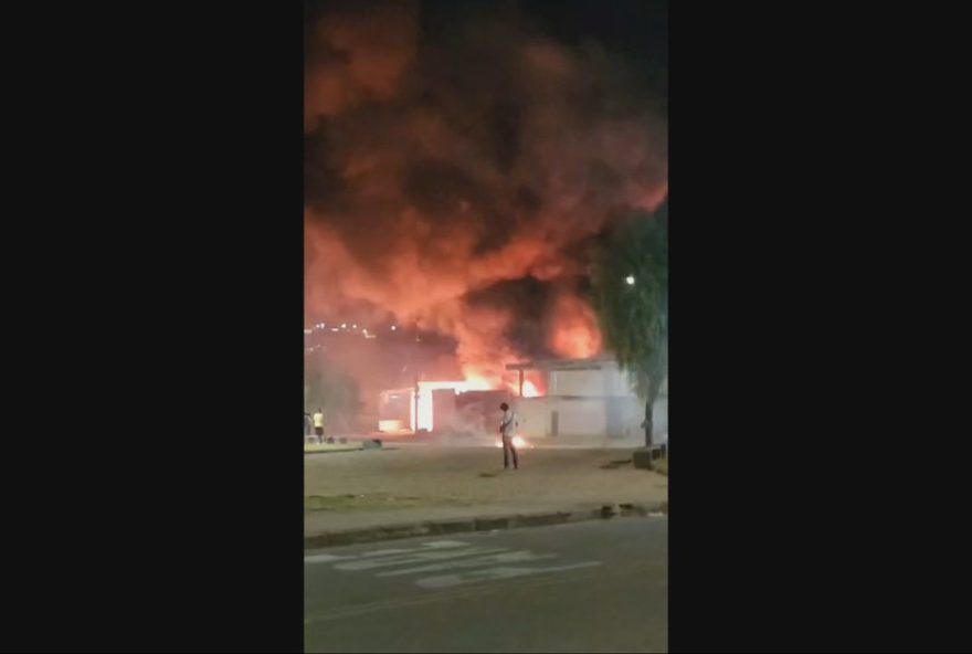 incendio-em-lote-de-reciclaveis-assusta-moradores-de-contagem3A-bombeiros-controlam-situacao-sem-registro-de-vitimas