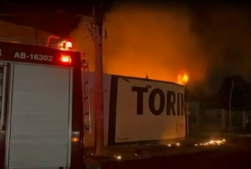 incendio-em-madeireira-de-santa-barbara-doeste3A-autoridades-controlam-chamas-na-noite-de-terca-feira