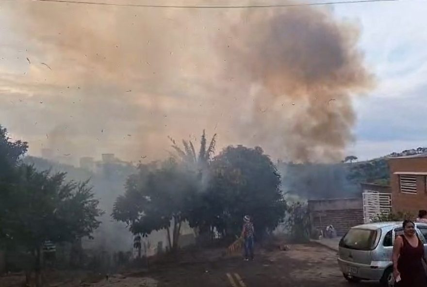 incendio-em-mata-de-valinhos-se-aproxima-de-predios-residenciais3A-a-importancia-da-prevencao-e-do-combate-rapido-aos-focos-de-fogo