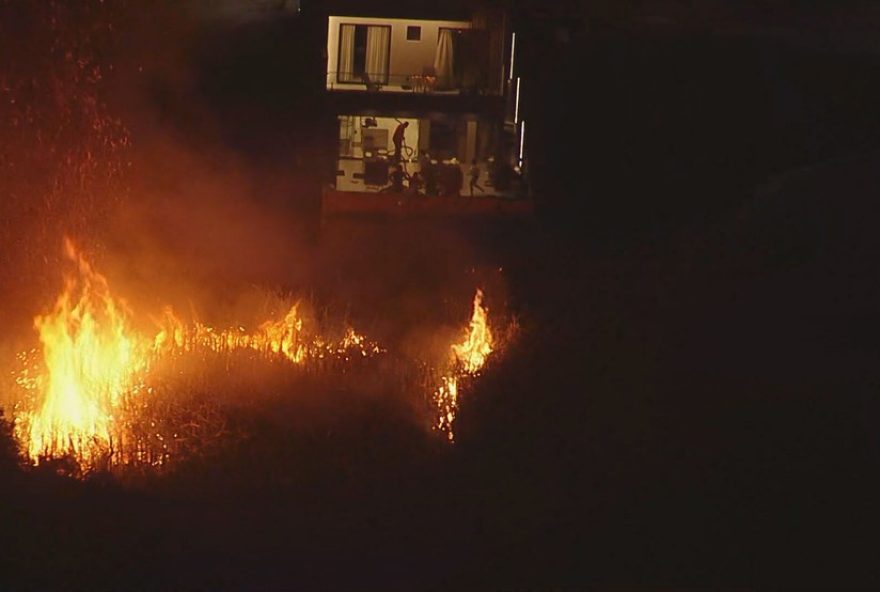 incendio-em-mata-de-vargem-grande2C-rio-de-janeiro2C-mobiliza-bombeiros-e-coloca-moradores-em-alerta