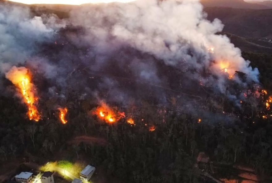 incendio-em-mata-mobiliza-bombeiros-e-voluntarios-em-manhuacu3A-atencao-a-prevencao-de-incendios
