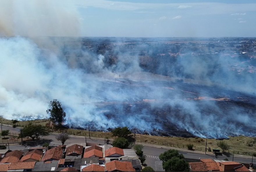 incendio-em-mata-mobiliza-bombeiros-em-cerquilho3B-vento-e-estiagem-dificultam-combate