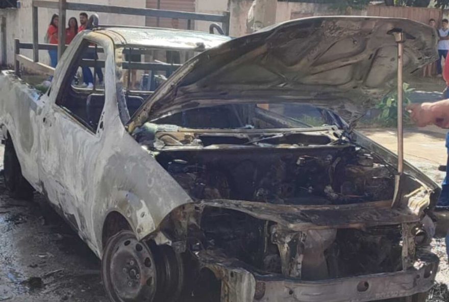 incendio-em-montes-claros-destroi-carro-que-transportava-botijoes-de-gas