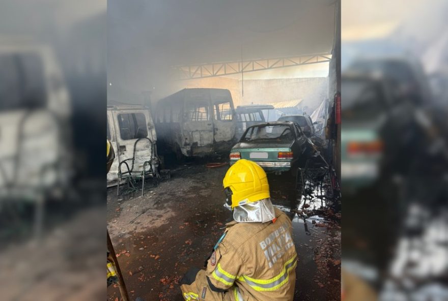 incendio-em-oficina-de-ituiutaba-destroi-cinco-veiculos3A-video-e-detalhes