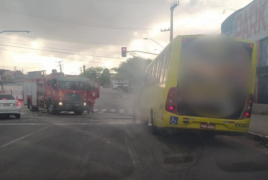 incendio-em-onibus-causa-congestionamento-no-centro-de-sao-luis3A-veja-o-video
