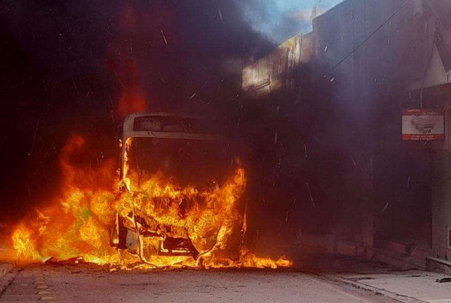 incendio-em-onibus-causa-tumulto-em-montes-claros3A-passageiros-sao-evacuados-com-seguranca
