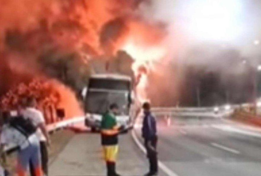 incendio-em-onibus-com-torcedores-do-cruzeiro-na-br-0402C-em-nova-lima-mg