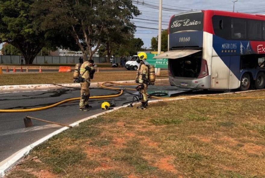 incendio-em-onibus-de-turismo-com-40-passageiros-em-brasilia3A-bombeiros-agem-rapidamente-e-evitam-tragedia