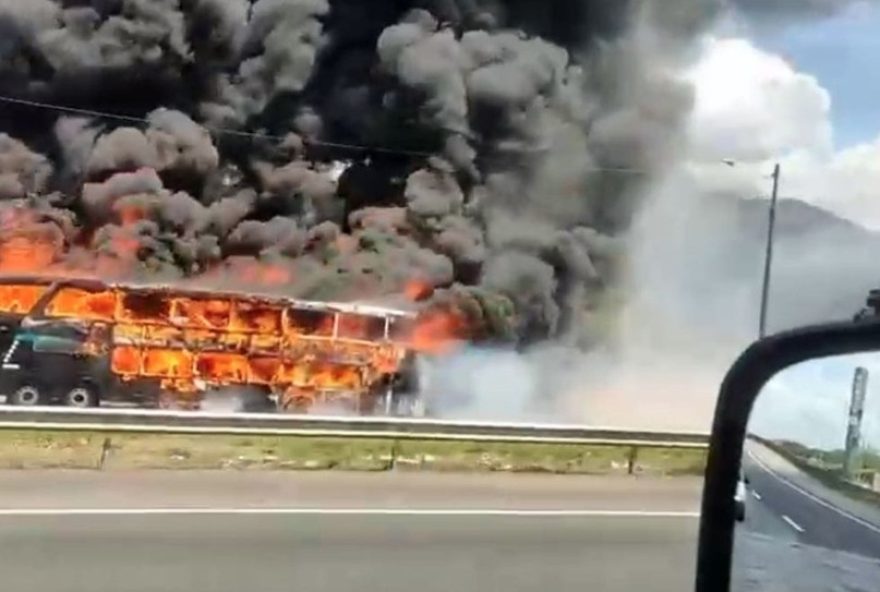 incendio-em-onibus-de-turismo-em-joinville-alerta-para-seguranca-viaria incendio-em-onibus-de-turismo-em-joinville-alerta-para-seguranca-viaria