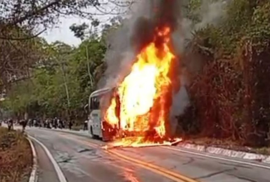 incendio-em-onibus-de-viagem-no-crato2C-ceara3A-incidente-controlado-sem-vitimas incendio-em-onibus-de-viagem-no-crato2C-ceara3A-incidente-controlado-sem-vitimas