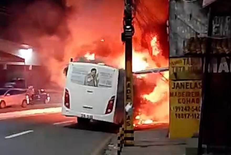 incendio-em-onibus-em-sao-luis3A-bombeiros-agem-rapido-e-evitam-vitimas