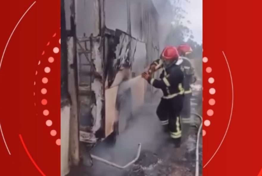 incendio-em-onibus-escolar-em-moju2C-para3A-bombeiros-agem-rapidamente-e-evitam-tragedia