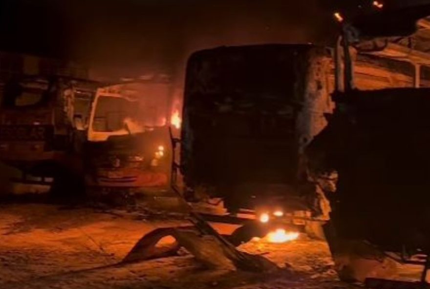incendio-em-onibus-escolares-na-grande-fortaleza3A-curto-circuito-provoca-danos-e-mobiliza-comunidade