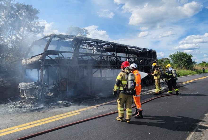 incendio-em-onibus-na-br-3653A-passageiros-saem-ilesos-em-jequitai