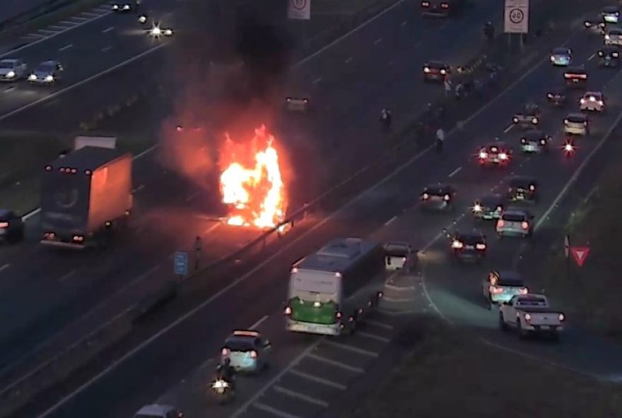 incendio-em-onibus-na-dom-pedro-i2C-em-campinas3A-passageiros-saem-ilesos