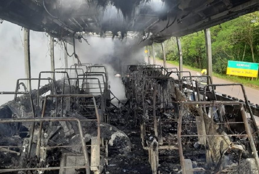 incendio-em-onibus-na-rs-5693A-alerta-para-prevencao-de-acidentes-nas-estradas