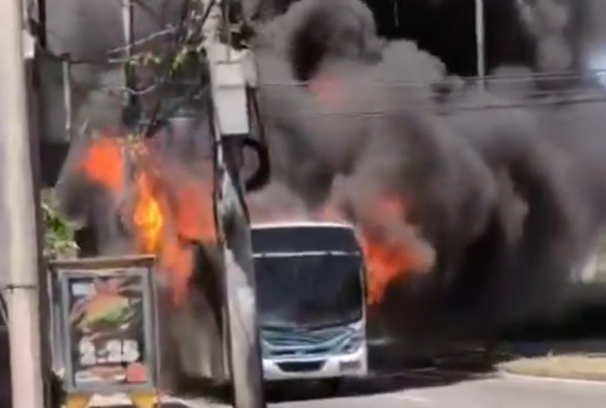 incendio-em-onibus-na-zona-oeste-do-rio-bombeiros-agem-rapido-e-evitam-tragedia