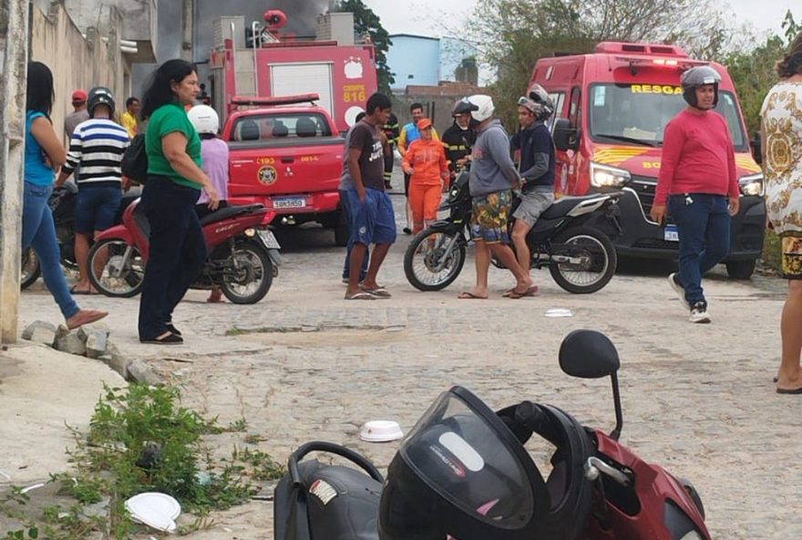 incendio-em-onibus-no-bairro-sao-jose2C-em-caruaru3A-bombeiros-agem-rapidamente-para-evitar-danos-maiores