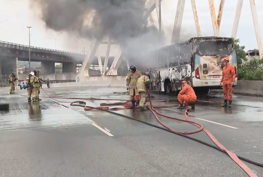 incendio-em-onibus-no-rio-de-janeiro3A-motorista-e-passageiros-ilesos-ao-lado-do-viaduto-dos-marinheiros.-medidas-preventivas-essenciais incendio-em-onibus-no-rio-de-janeiro3A-motorista-e-passageiros-ilesos-ao-lado-do-viaduto-dos-marinheiros.-medidas-preventivas-essenciais