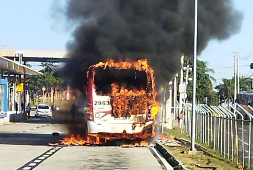 incendio-em-onibus-no-terminal-campo-grande-de-campinas3A-sem-vitimas