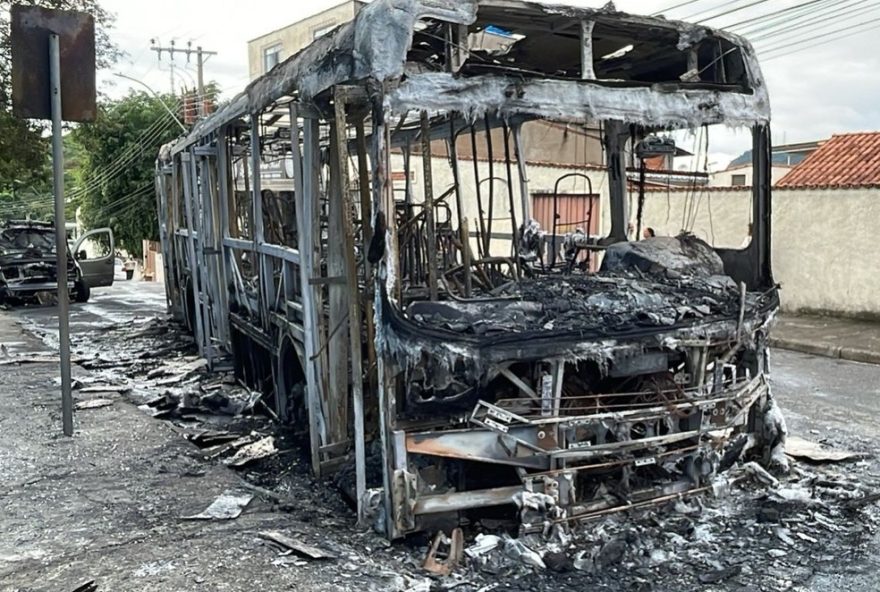 incendio-em-onibus-urbano-atinge-creche-em-juiz-de-fora3A-passageiros-sao-evacuados-a-tempo2C-sem-feridos