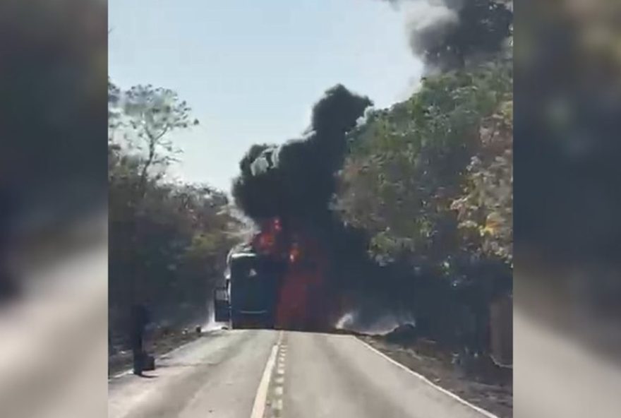 incendio-em-onibus3A-time-de-mg-retorna-de-jogo-sem-feridos